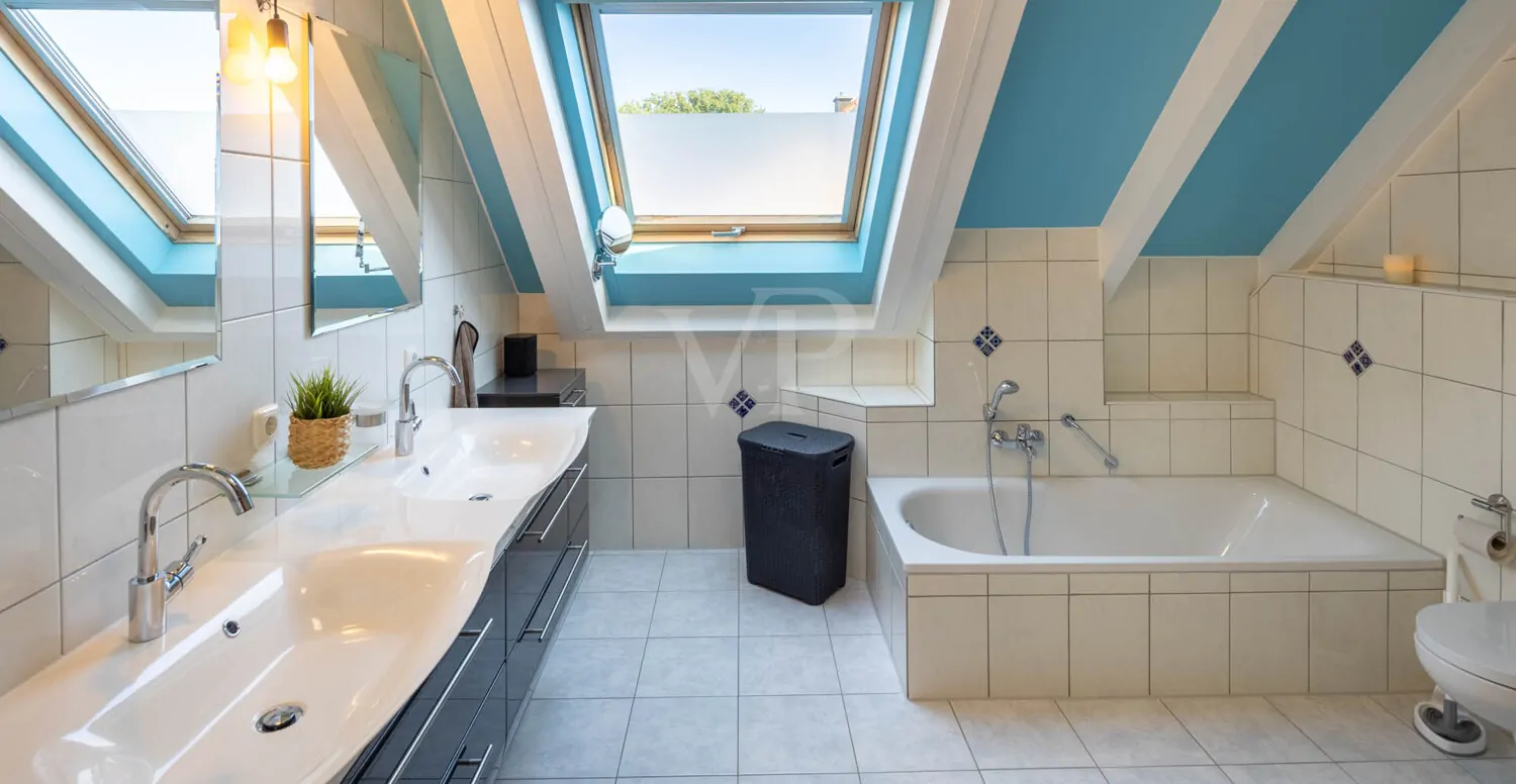 Tageslichtbad mit Wanne & Dusche