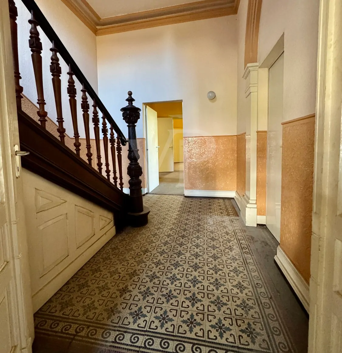 Elegante Villa mit zeitlosem Charme und großzügigem Garten/Parkplatz