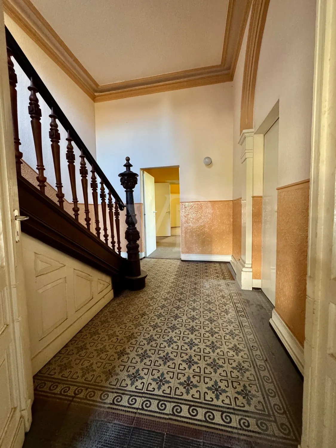 Elegante Villa mit zeitlosem Charme und großzügigem Garten/Parkplatz