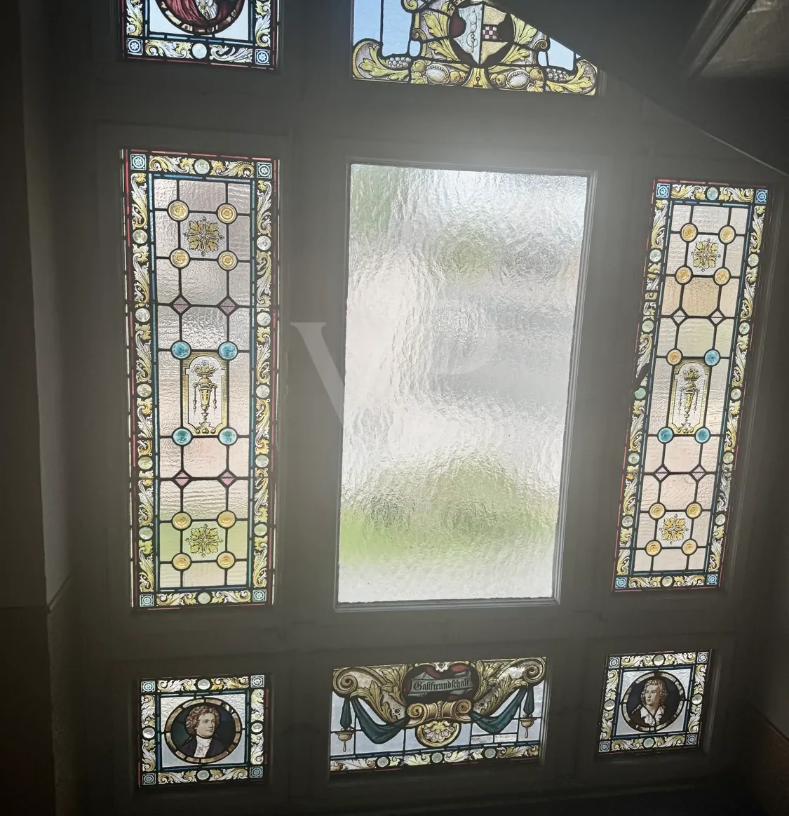 Elegante Villa mit zeitlosem Charme und großzügigem Garten/Parkplatz