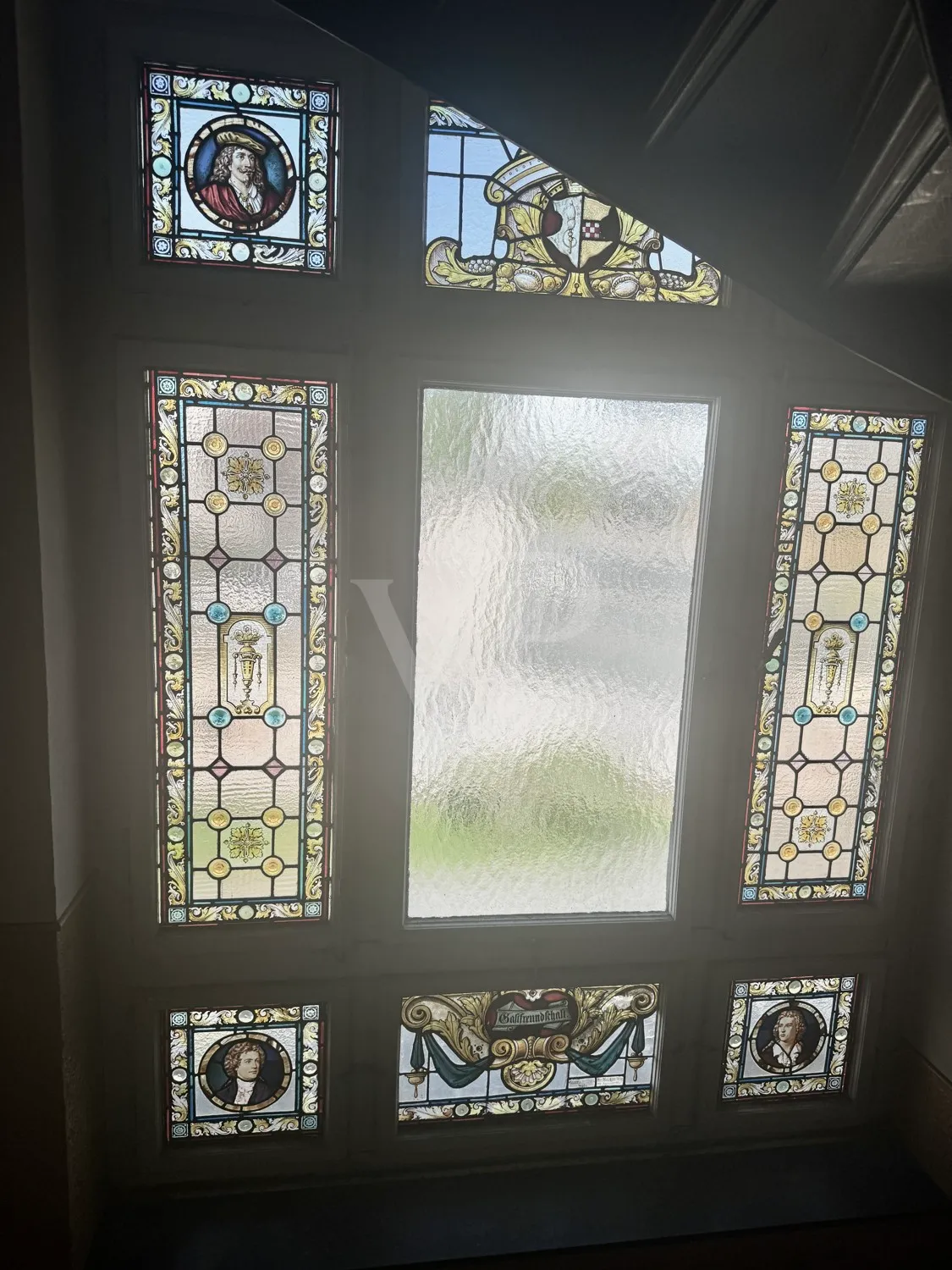 Elegante Villa mit zeitlosem Charme und großzügigem Garten/Parkplatz