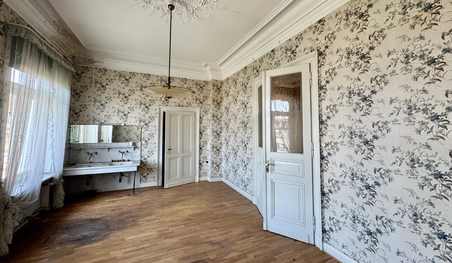 Elegante Villa mit zeitlosem Charme und großzügigem Garten/Parkplatz