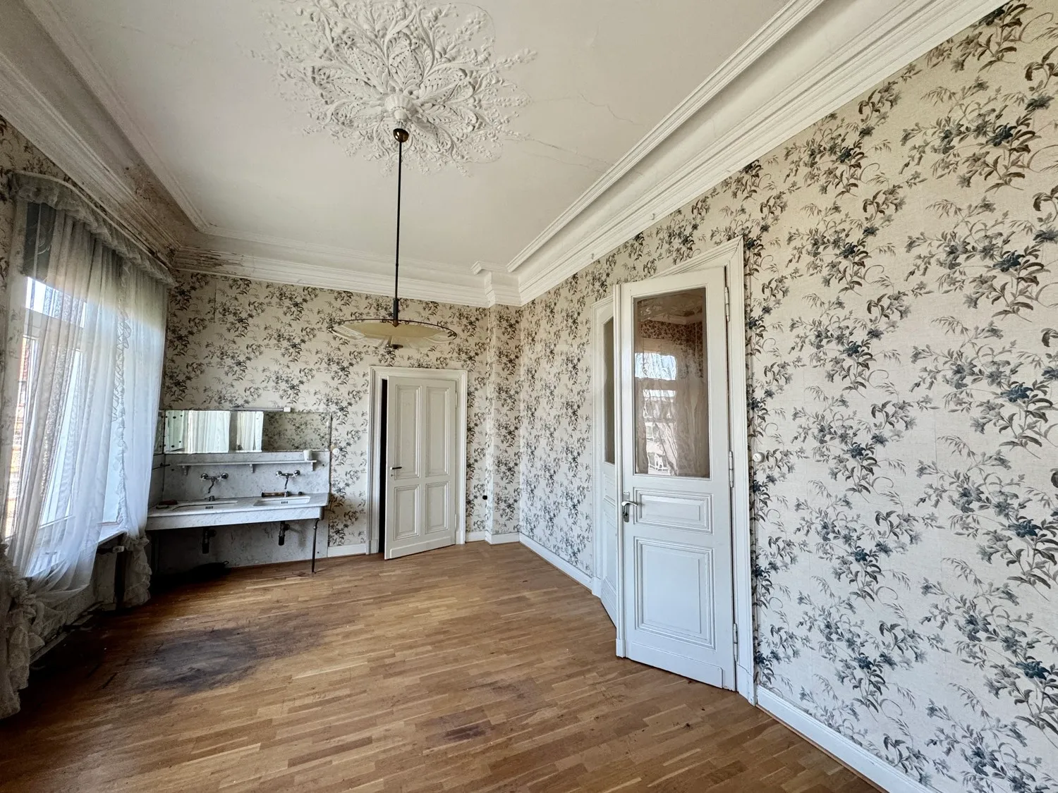 Elegante Villa mit zeitlosem Charme und großzügigem Garten/Parkplatz