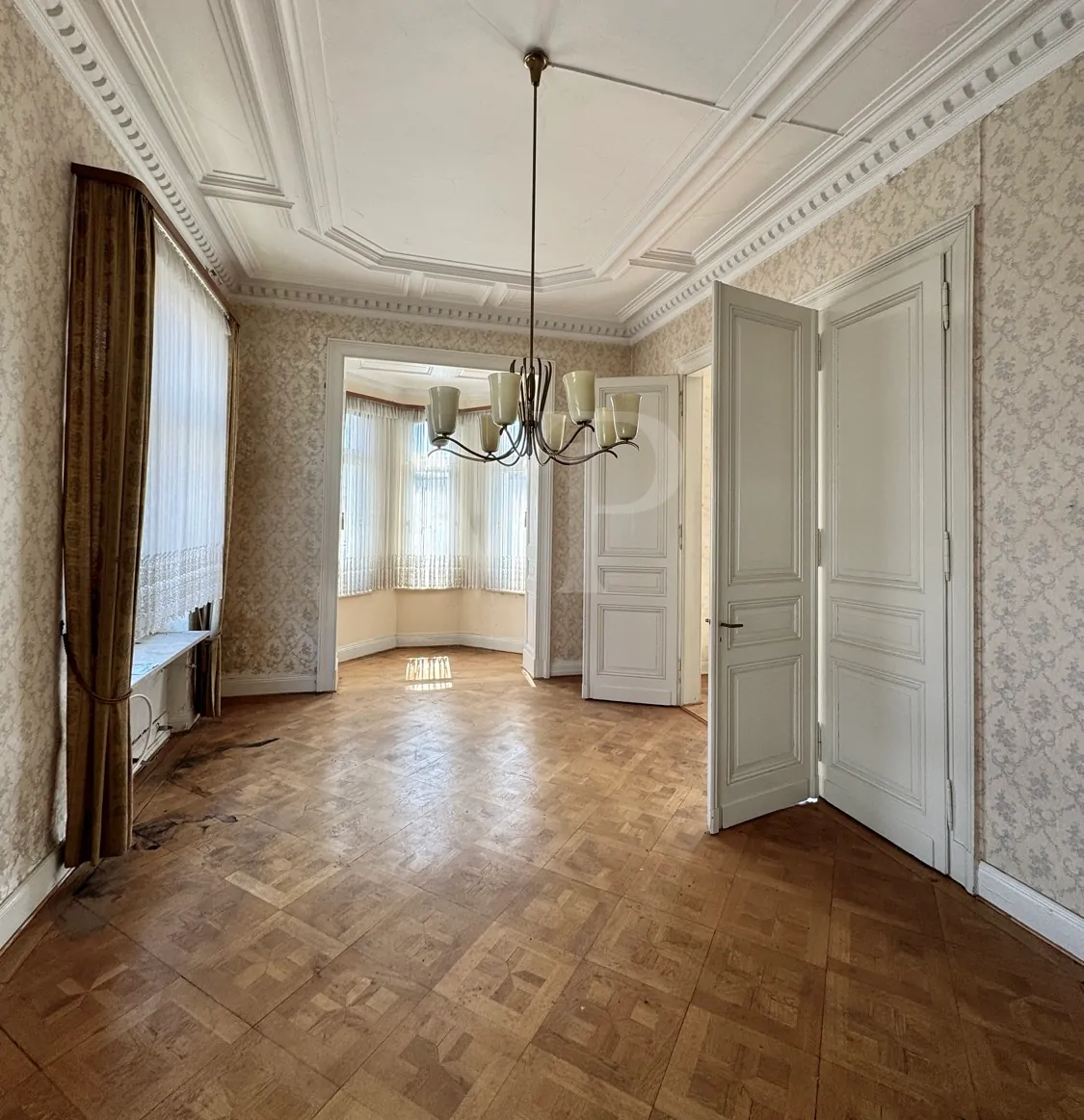 Elegante Villa mit zeitlosem Charme und großzügigem Garten/Parkplatz