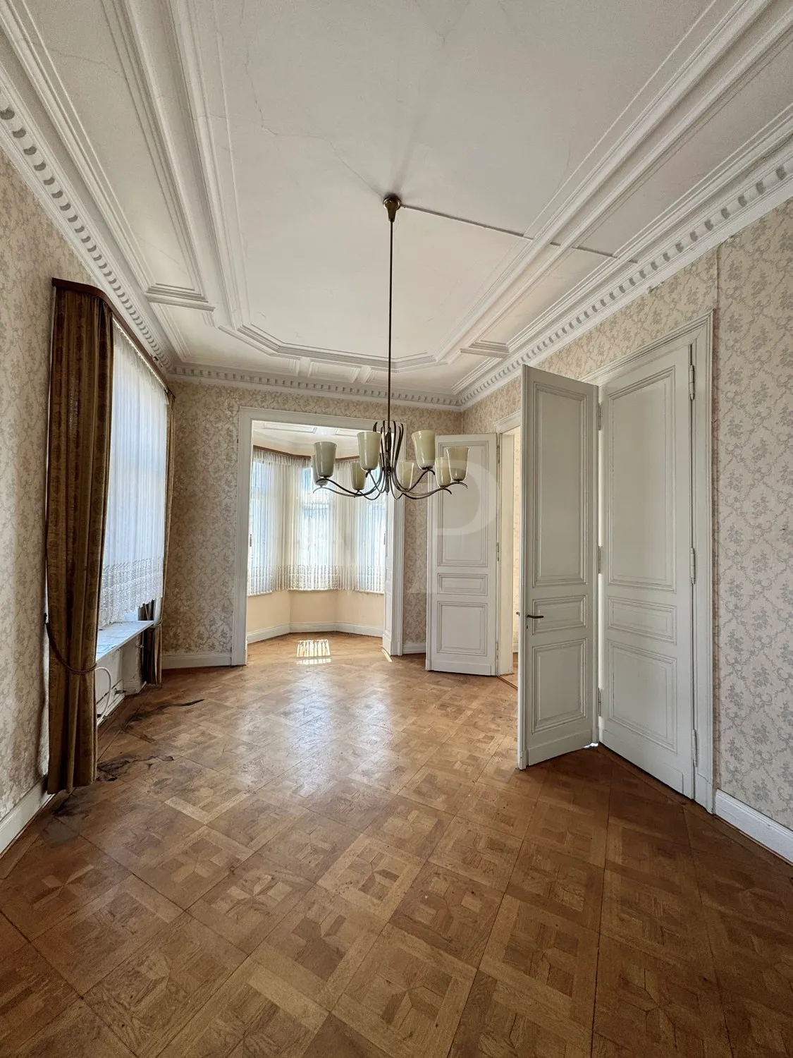 Elegante Villa mit zeitlosem Charme und großzügigem Garten/Parkplatz