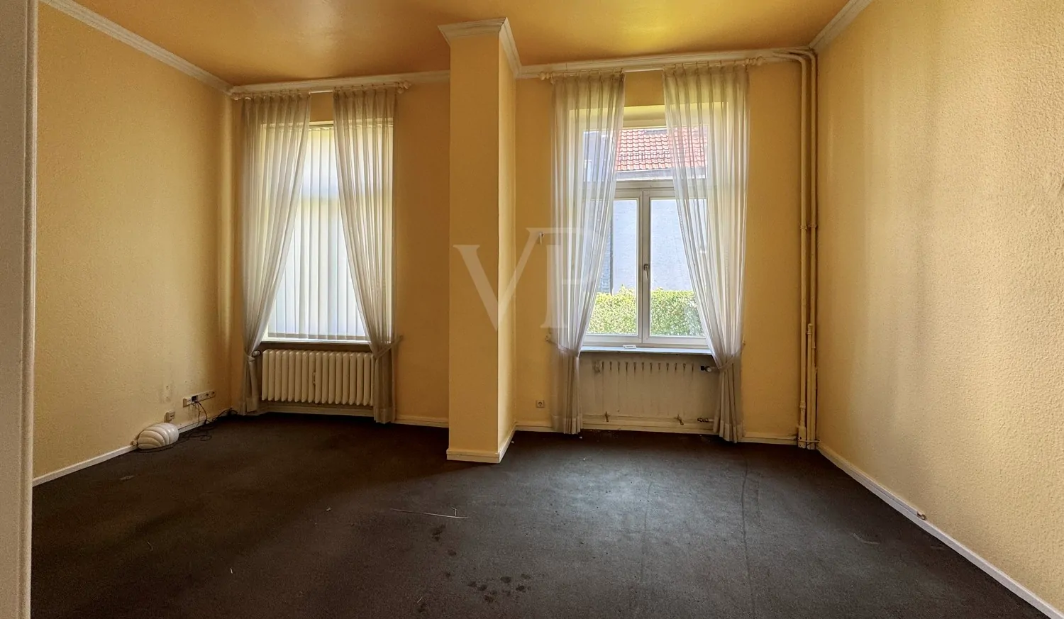 Elegante Villa mit zeitlosem Charme und großzügigem Garten/Parkplatz