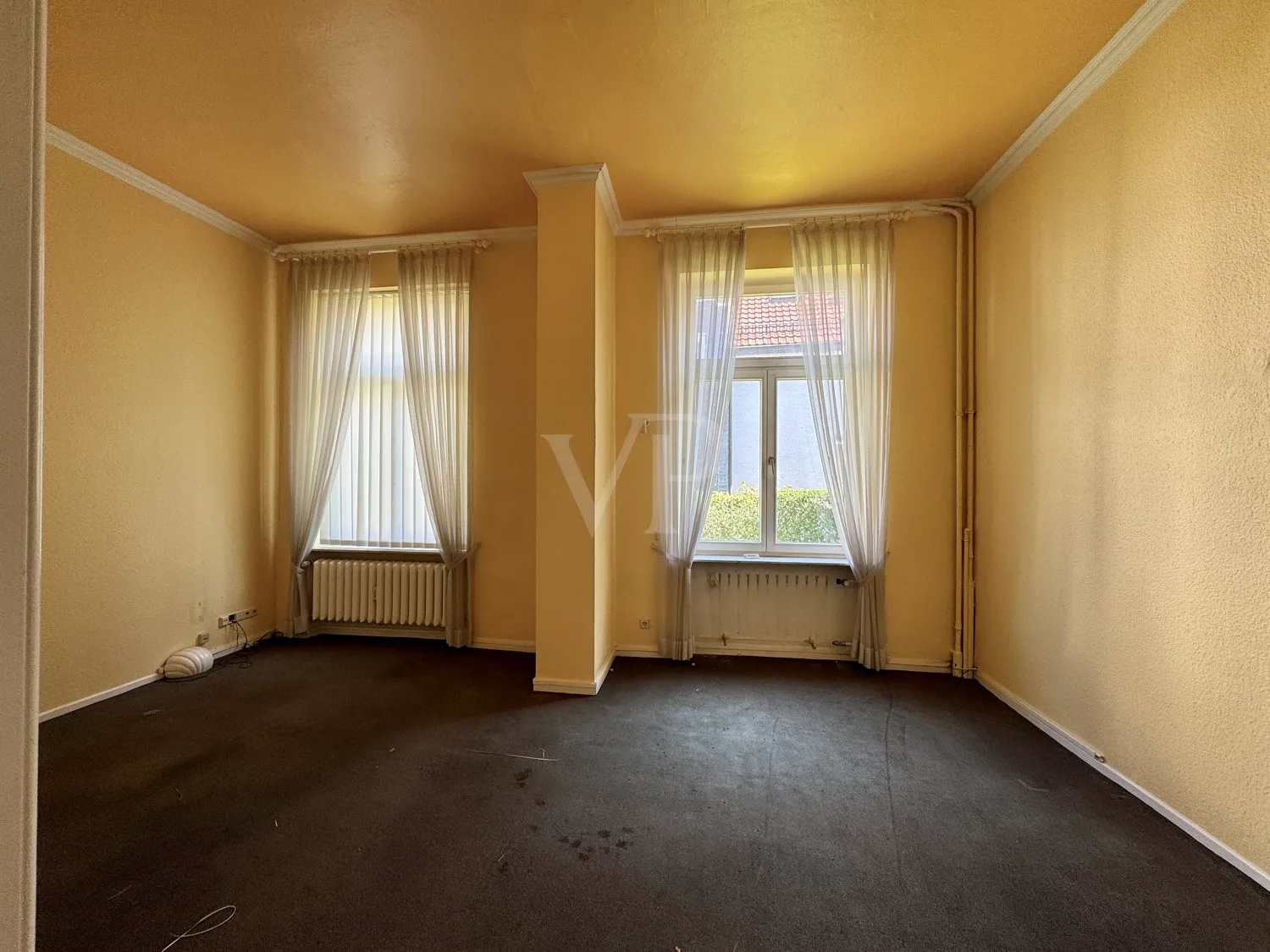 Elegante Villa mit zeitlosem Charme und großzügigem Garten/Parkplatz