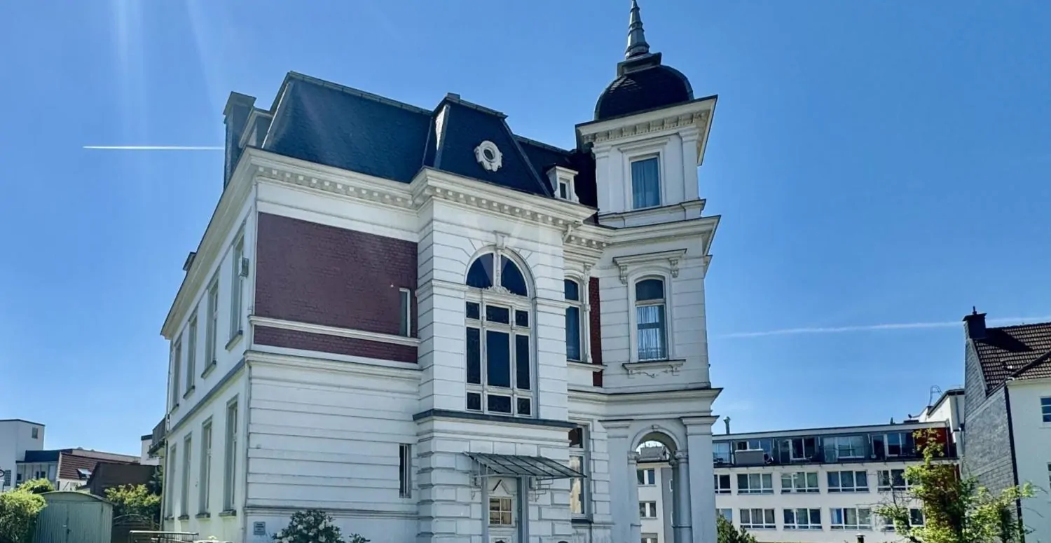 Elegante Villa mit zeitlosem Charme und großzügigem Garten/Parkplatz