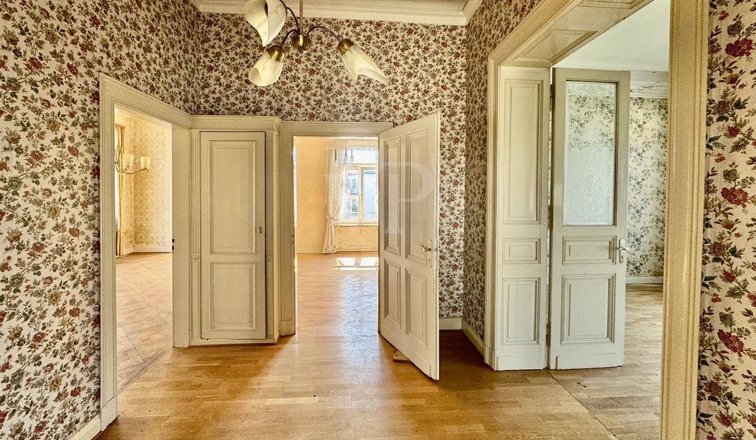 Elegante Villa mit zeitlosem Charme und großzügigem Garten/Parkplatz