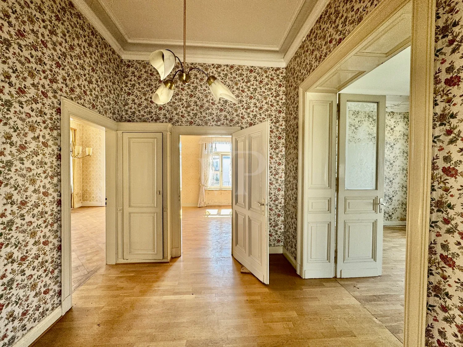 Elegante Villa mit zeitlosem Charme und großzügigem Garten/Parkplatz