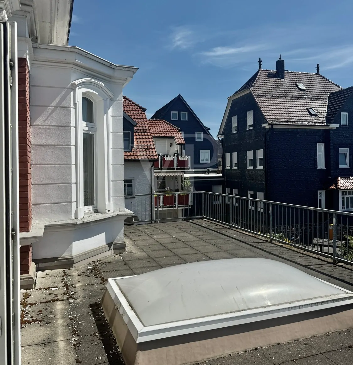 Elegante Villa mit zeitlosem Charme und großzügigem Garten/Parkplatz