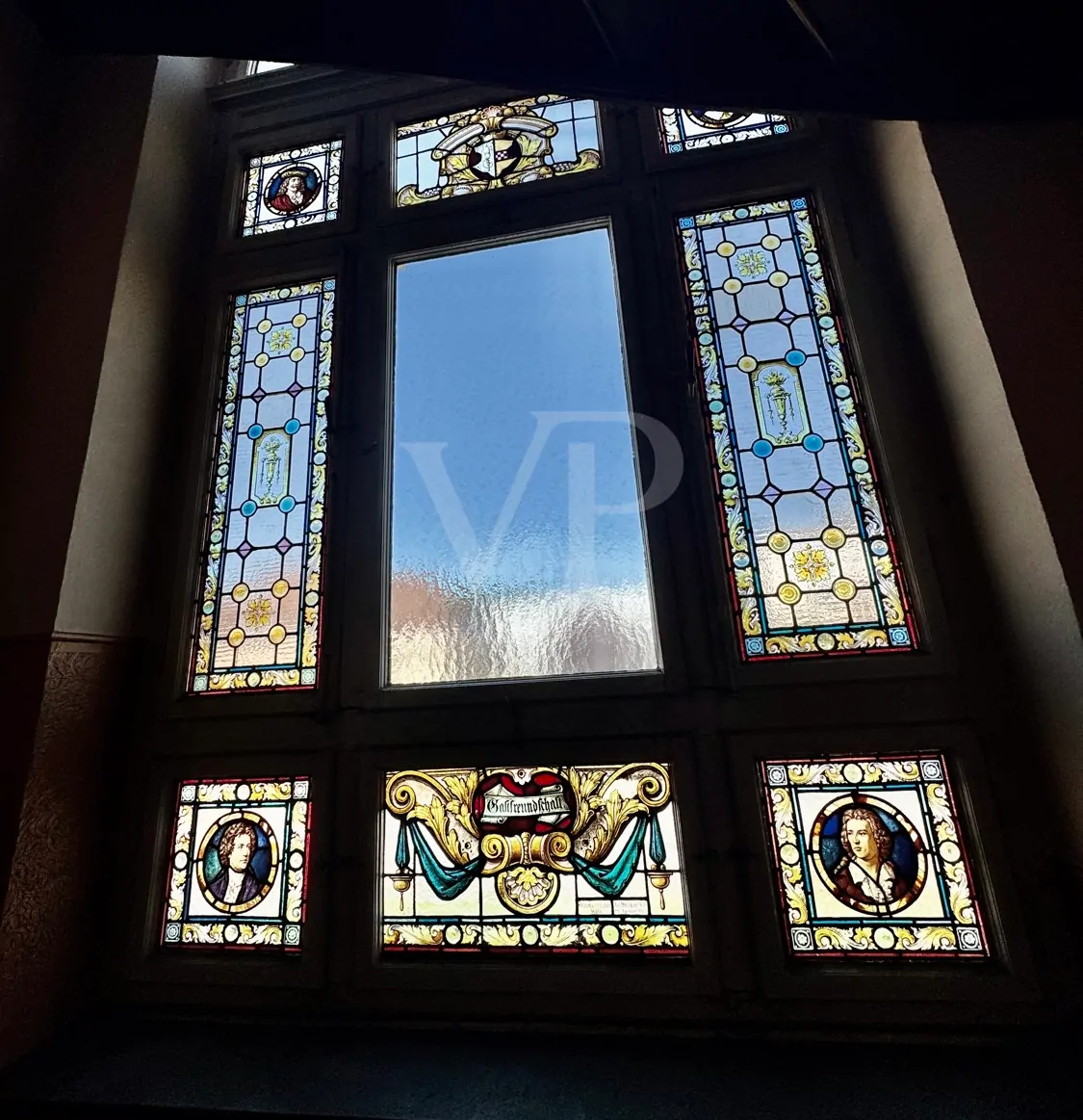 Elegante Villa mit zeitlosem Charme und großzügigem Garten/Parkplatz