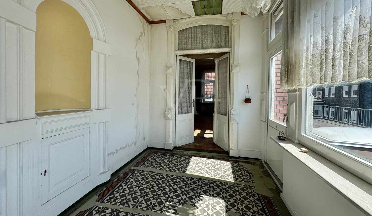 Elegante Villa mit zeitlosem Charme und großzügigem Garten/Parkplatz