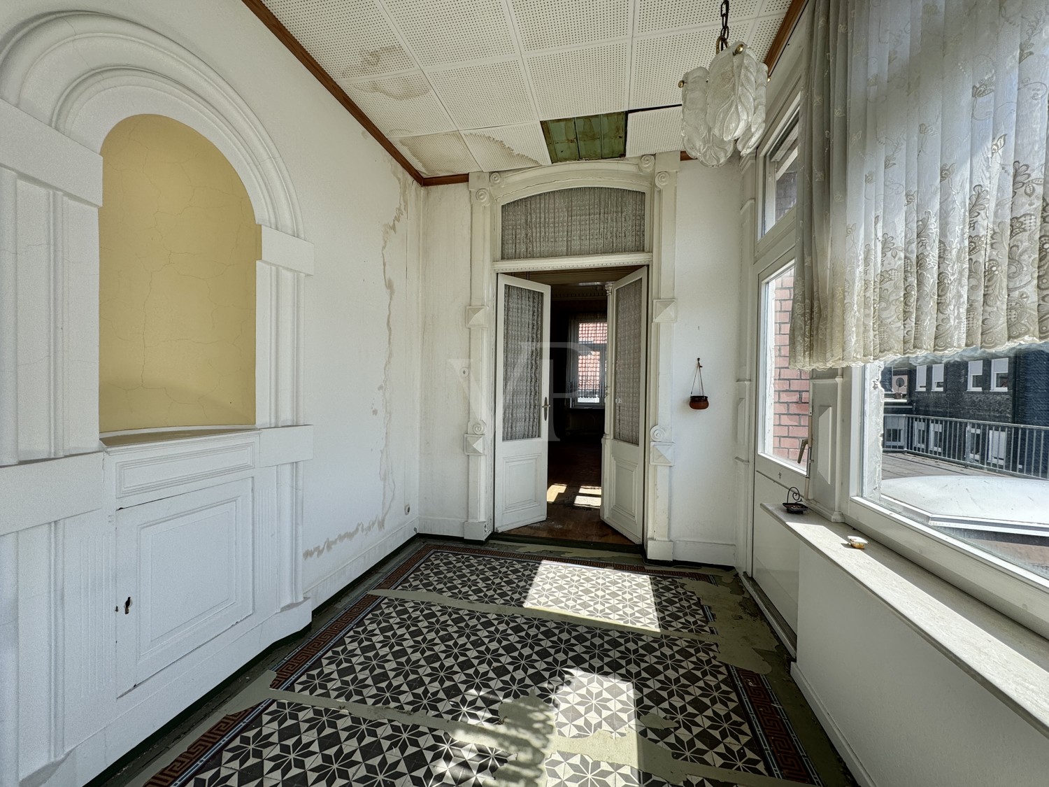 Elegante Villa mit zeitlosem Charme und großzügigem Garten/Parkplatz