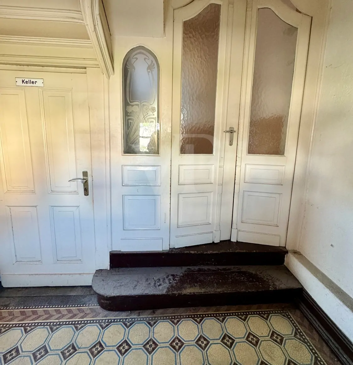 Elegante Villa mit zeitlosem Charme und großzügigem Garten/Parkplatz