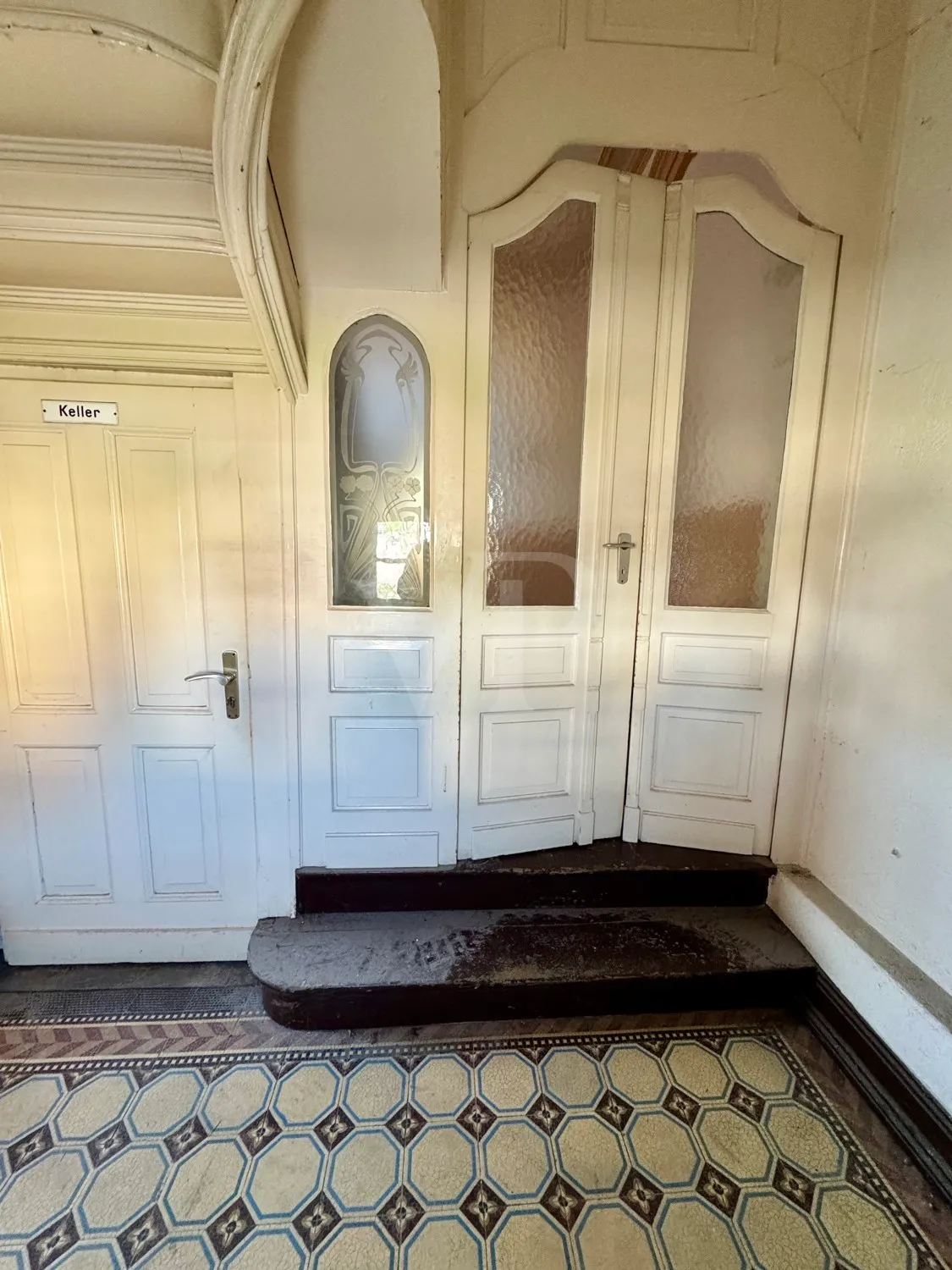 Elegante Villa mit zeitlosem Charme und großzügigem Garten/Parkplatz