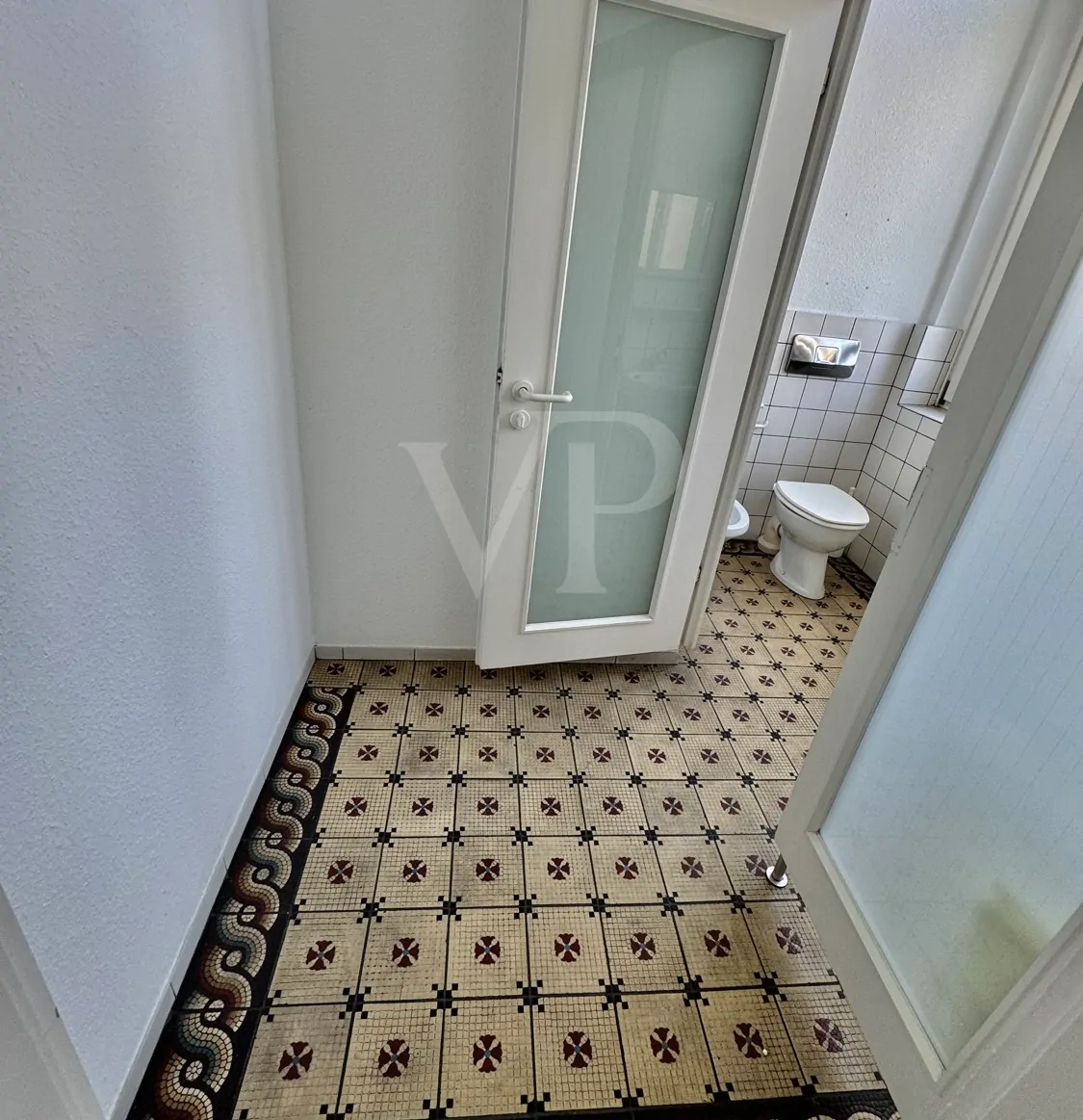 Elegante Villa mit zeitlosem Charme und großzügigem Garten/Parkplatz