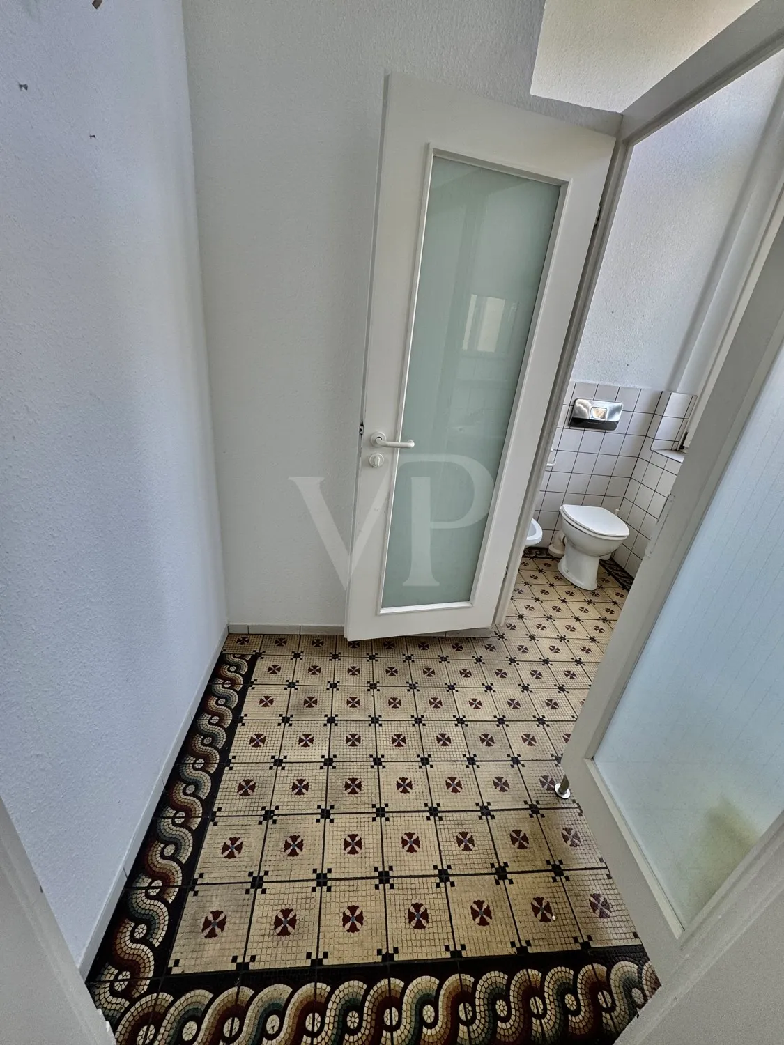 Elegante Villa mit zeitlosem Charme und großzügigem Garten/Parkplatz