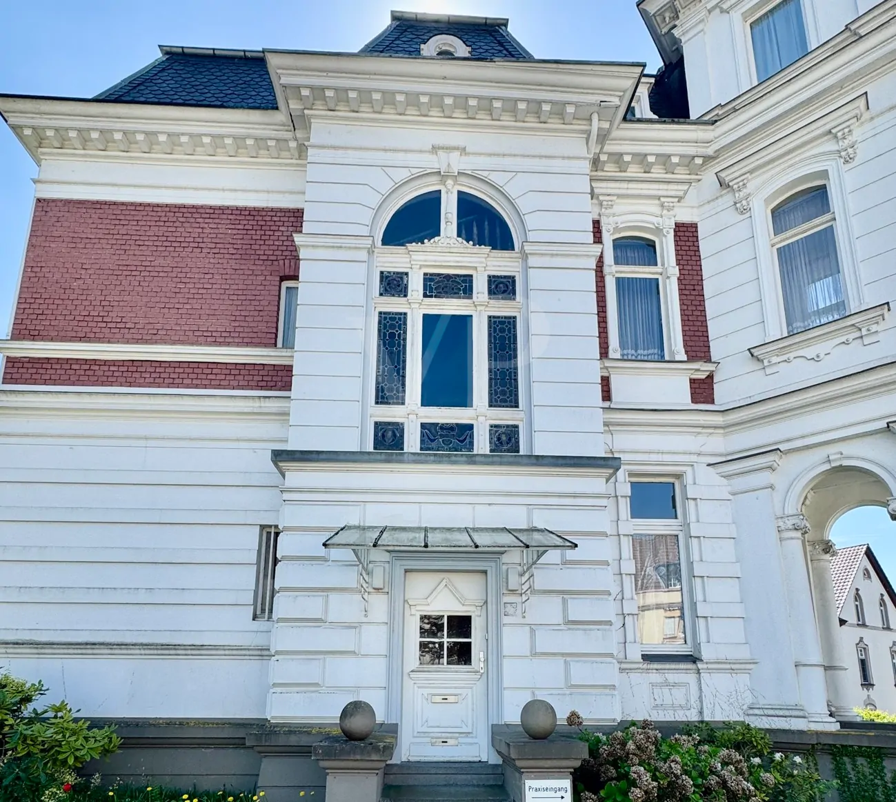 Elegante Villa mit zeitlosem Charme und großzügigem Garten/Parkplatz