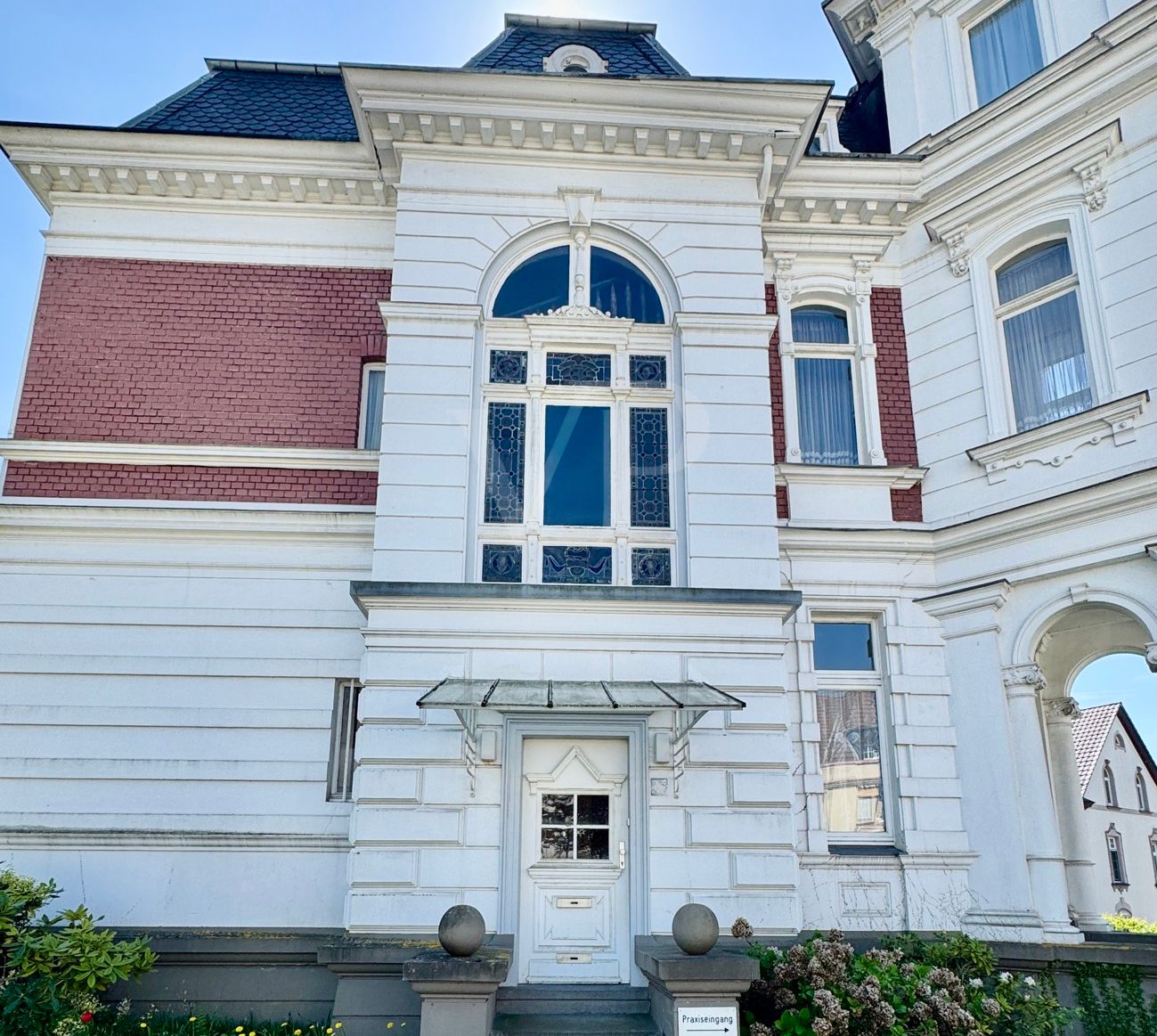 Elegante Villa mit zeitlosem Charme und großzügigem Garten/Parkplatz