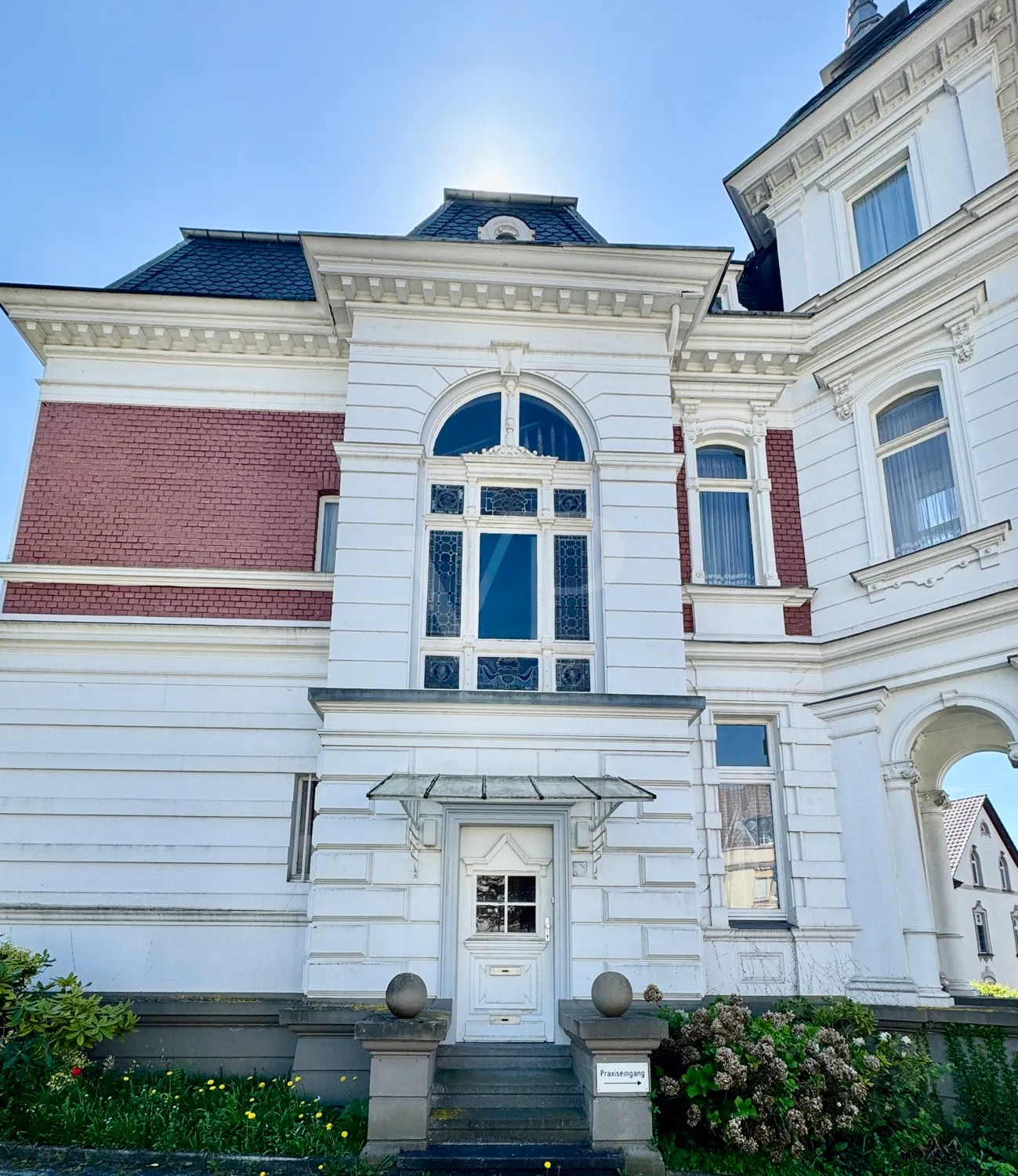 Elegante Villa mit zeitlosem Charme und großzügigem Garten/Parkplatz