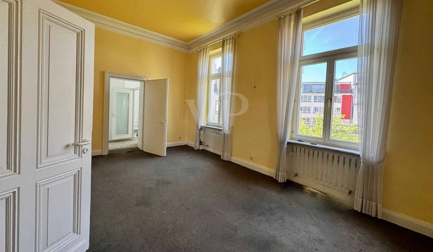 Elegante Villa mit zeitlosem Charme und großzügigem Garten/Parkplatz