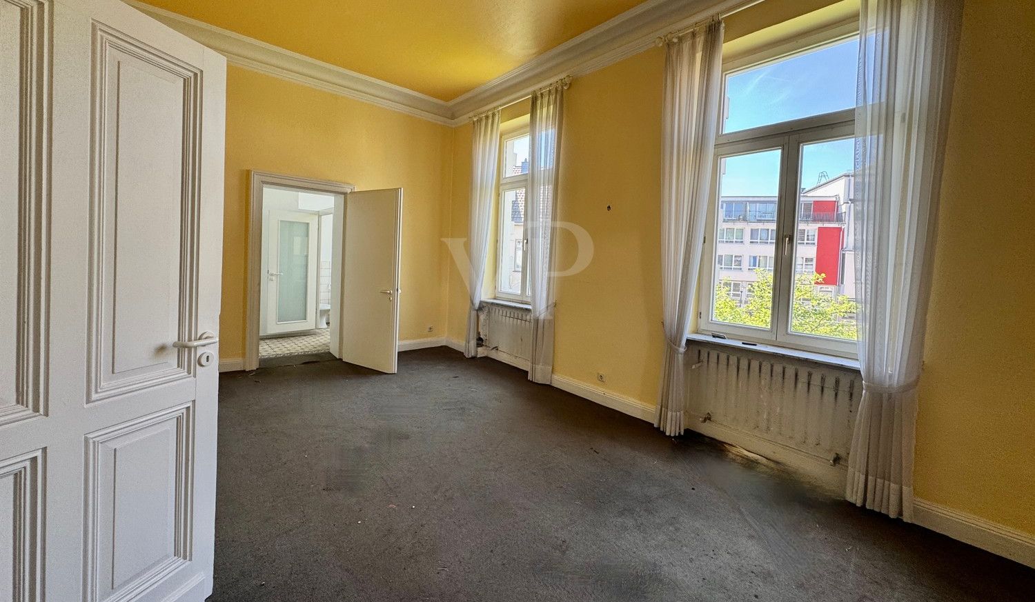 Elegante Villa mit zeitlosem Charme und großzügigem Garten/Parkplatz