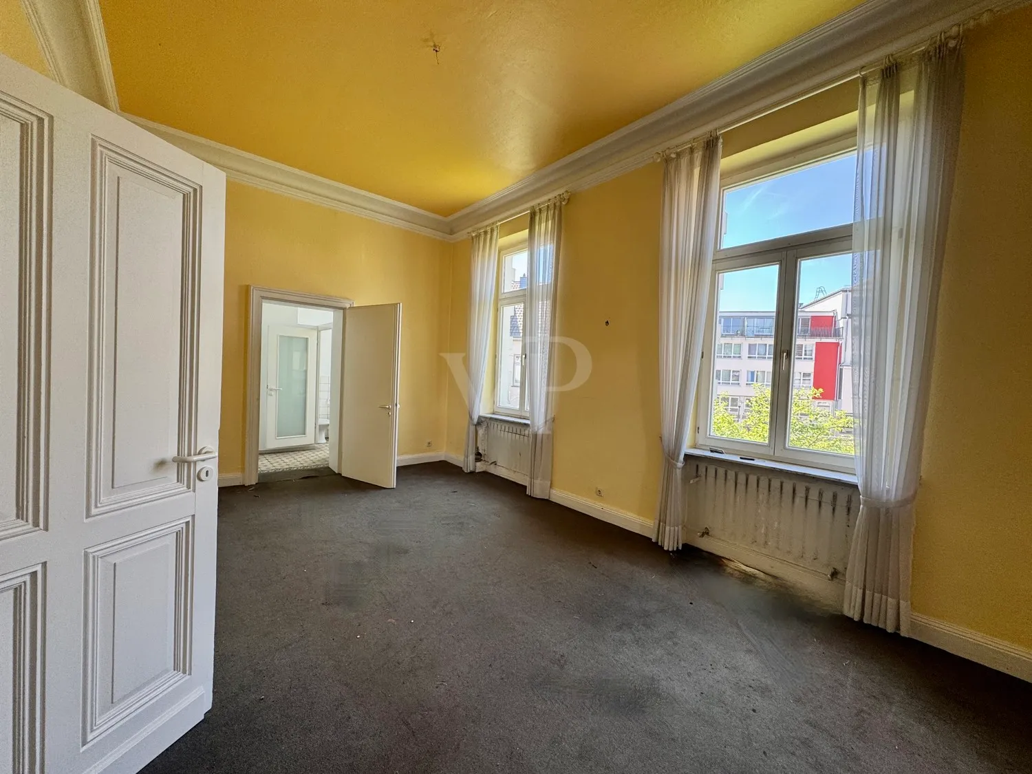 Elegante Villa mit zeitlosem Charme und großzügigem Garten/Parkplatz