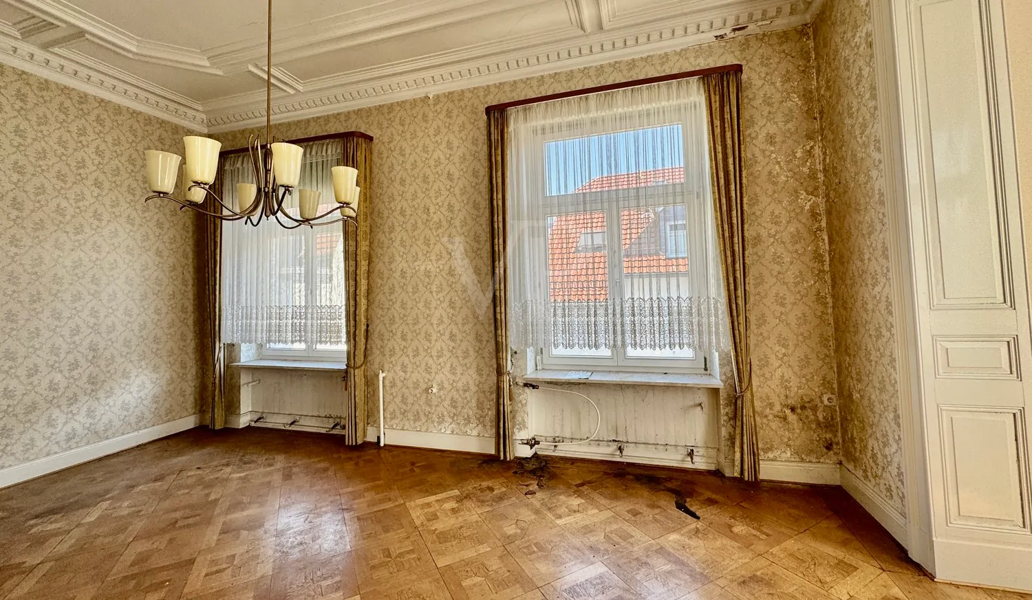 Elegante Villa mit zeitlosem Charme und großzügigem Garten/Parkplatz