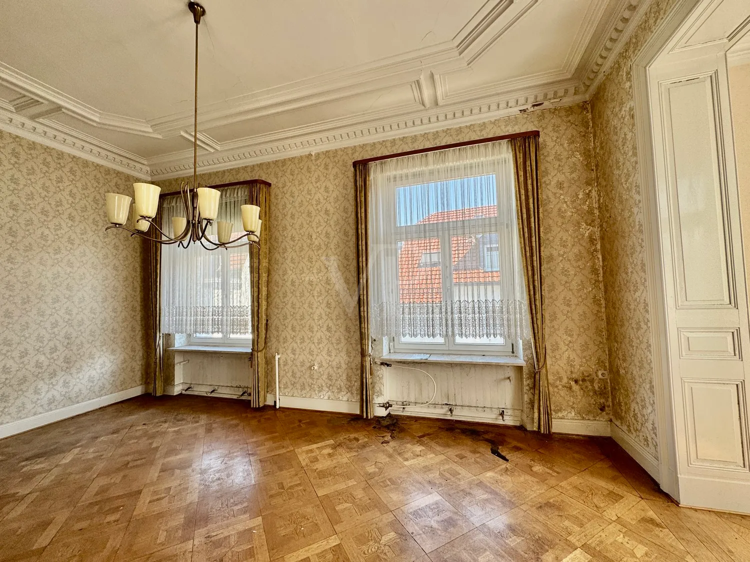 Elegante Villa mit zeitlosem Charme und großzügigem Garten/Parkplatz