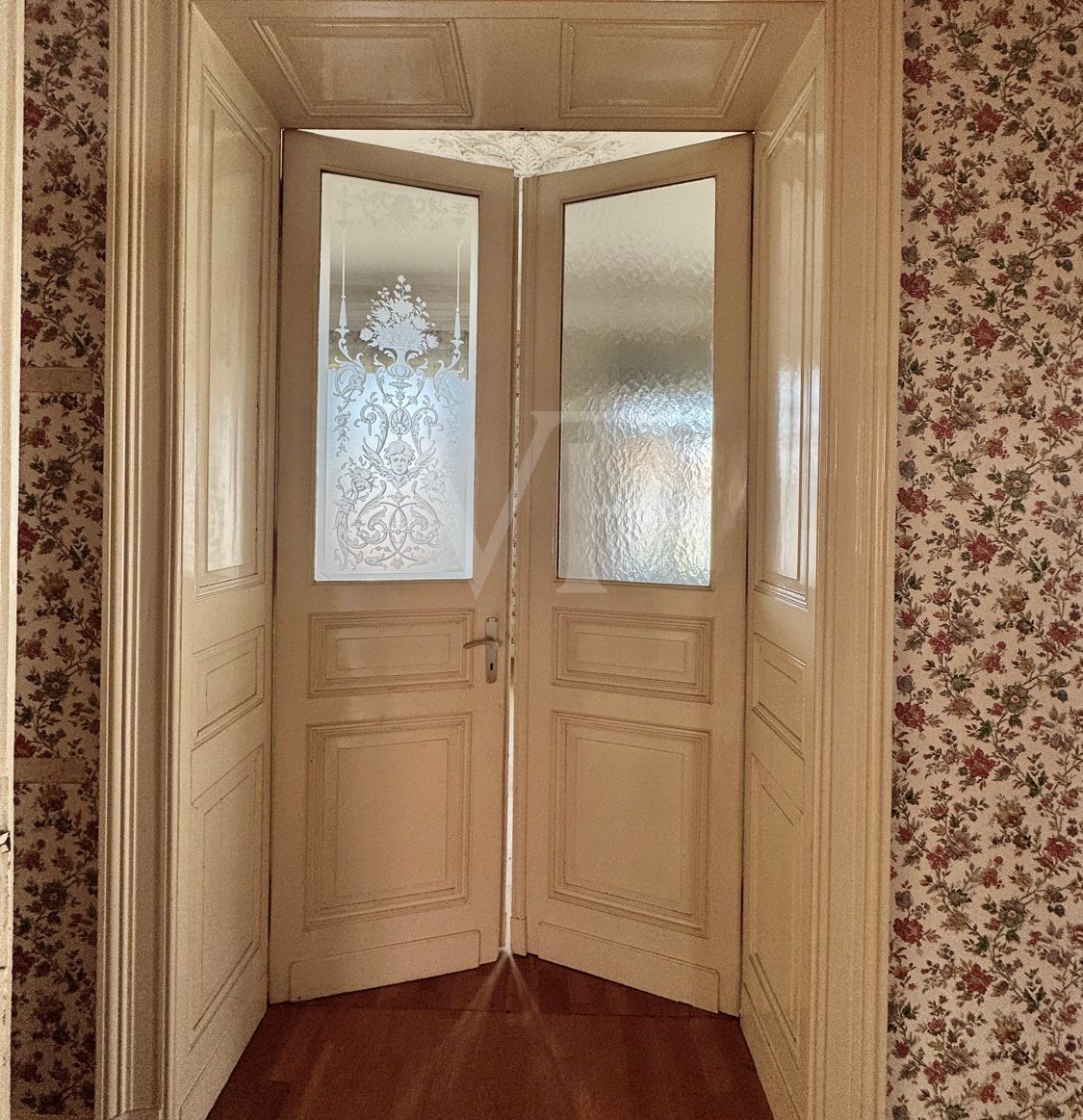 Elegante Villa mit zeitlosem Charme und großzügigem Garten/Parkplatz