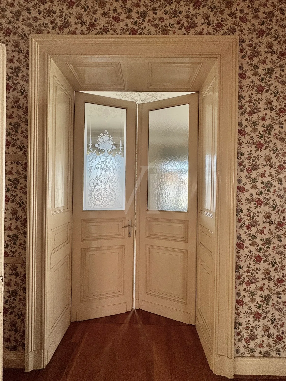 Elegante Villa mit zeitlosem Charme und großzügigem Garten/Parkplatz