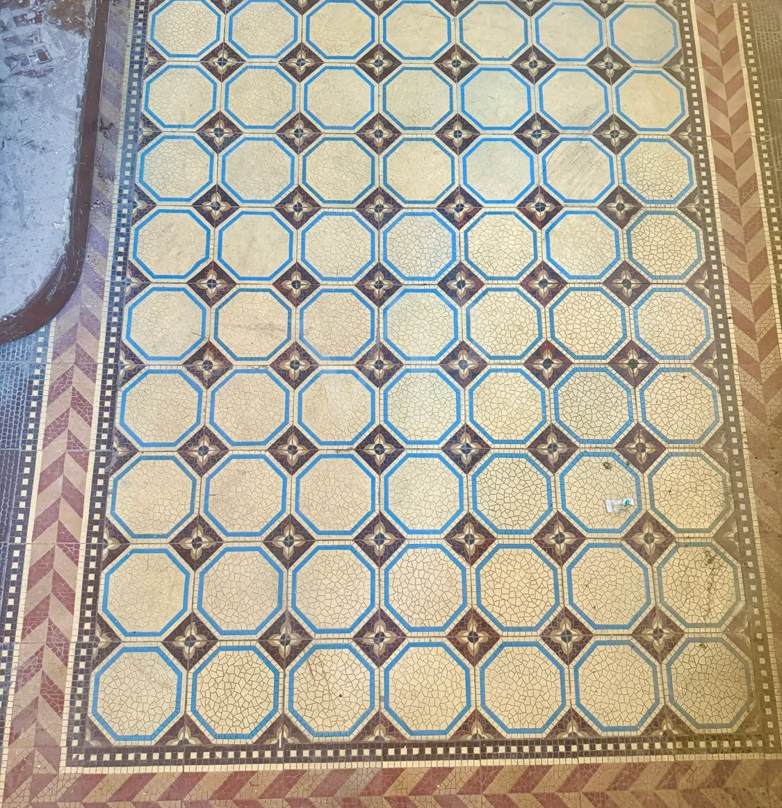 Elegante Villa mit zeitlosem Charme und großzügigem Garten/Parkplatz