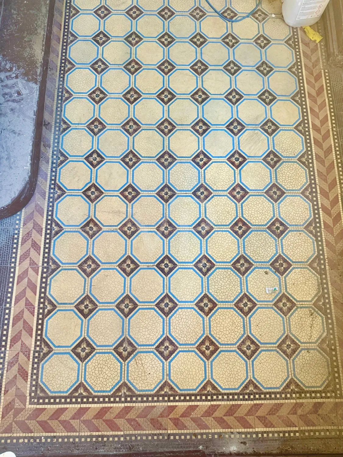 Elegante Villa mit zeitlosem Charme und großzügigem Garten/Parkplatz