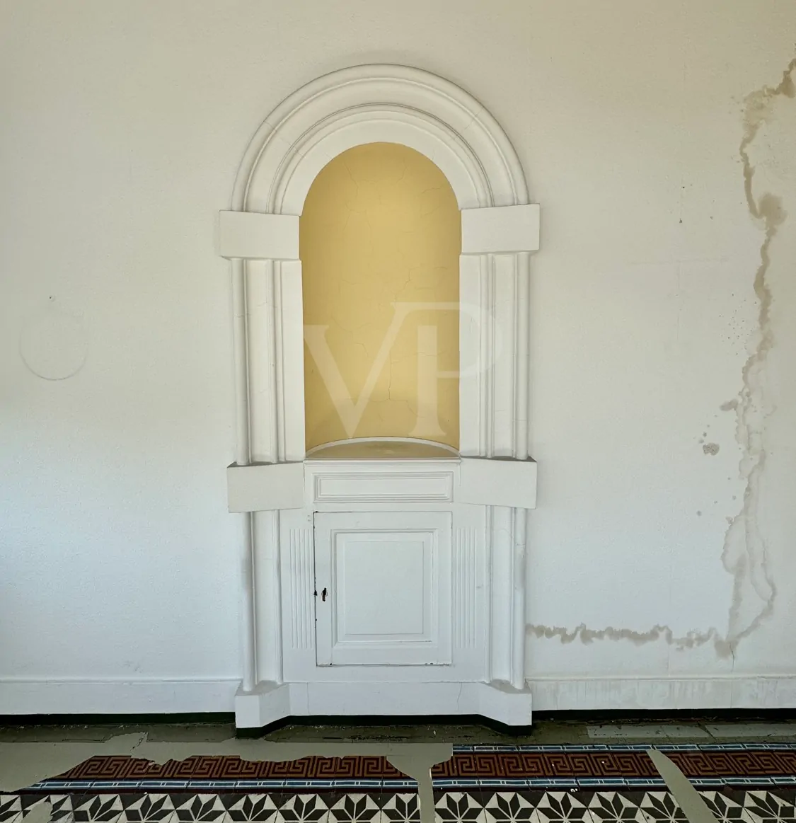 Elegante Villa mit zeitlosem Charme und großzügigem Garten/Parkplatz