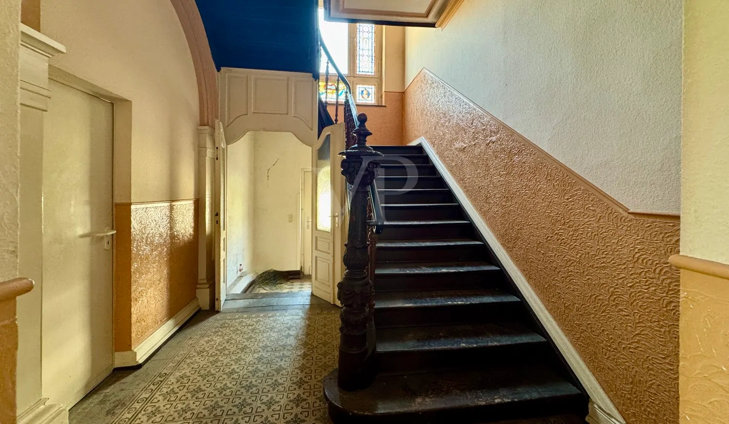 Elegante Villa mit zeitlosem Charme und großzügigem Garten/Parkplatz