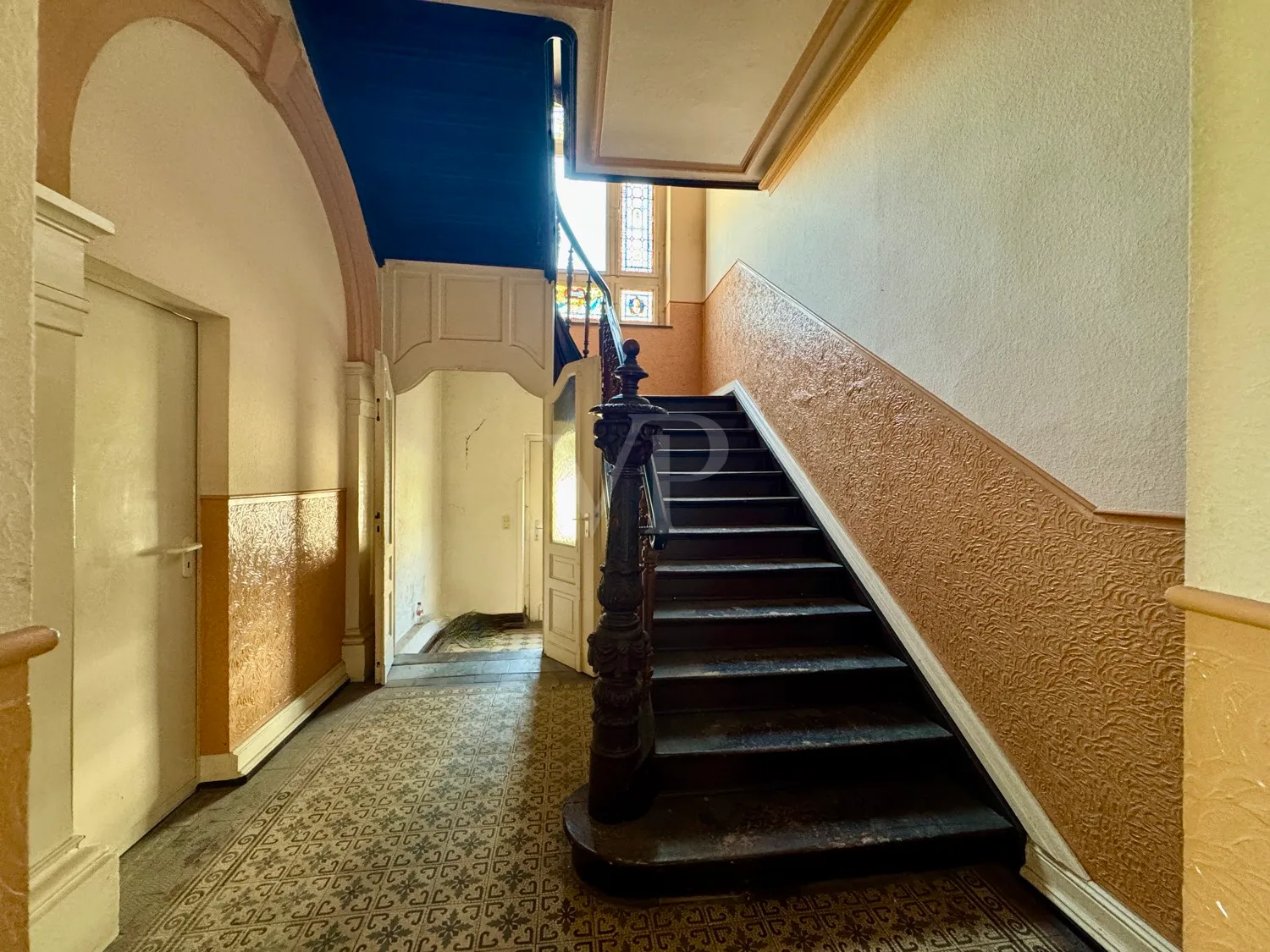 Elegante Villa mit zeitlosem Charme und großzügigem Garten/Parkplatz