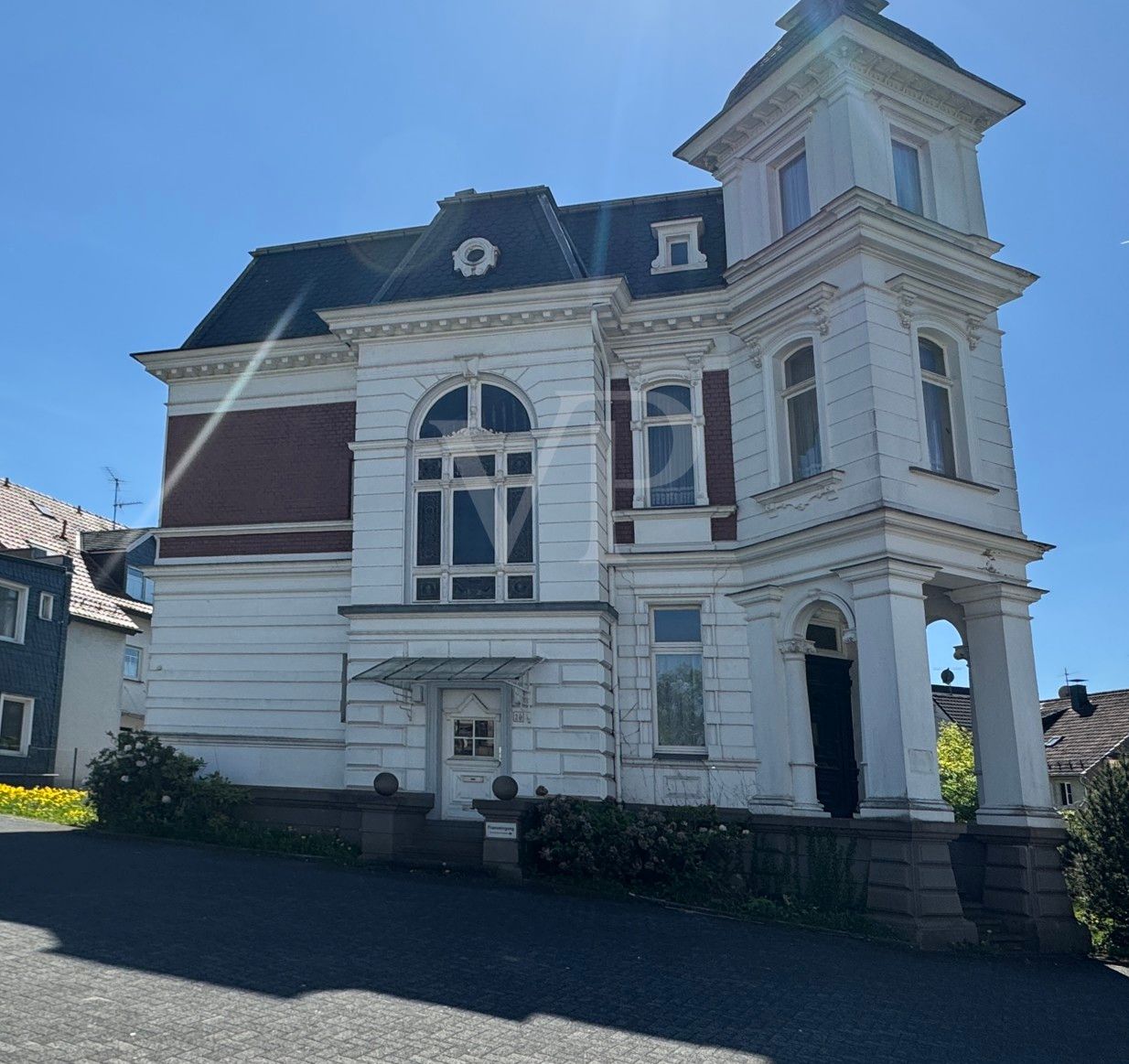 Elegante Villa mit zeitlosem Charme und großzügigem Garten/Parkplatz