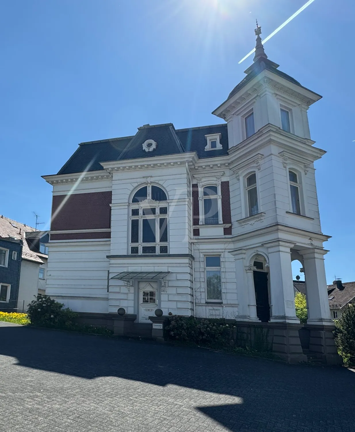 Elegante Villa mit zeitlosem Charme und großzügigem Garten/Parkplatz