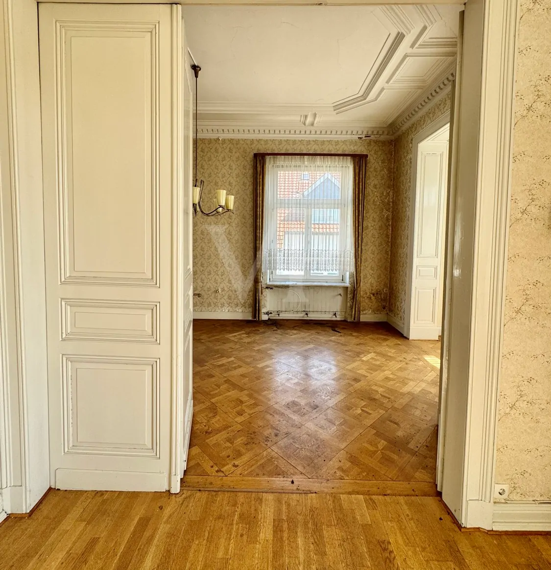 Elegante Villa mit zeitlosem Charme und großzügigem Garten/Parkplatz