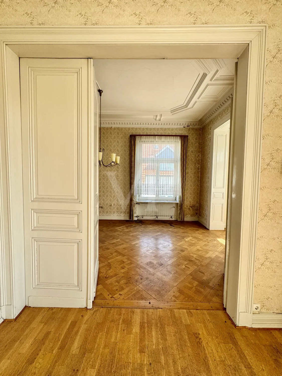 Elegante Villa mit zeitlosem Charme und großzügigem Garten/Parkplatz