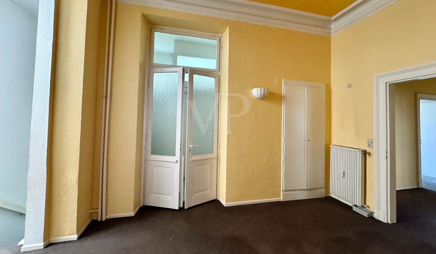 Elegante Villa mit zeitlosem Charme und großzügigem Garten/Parkplatz