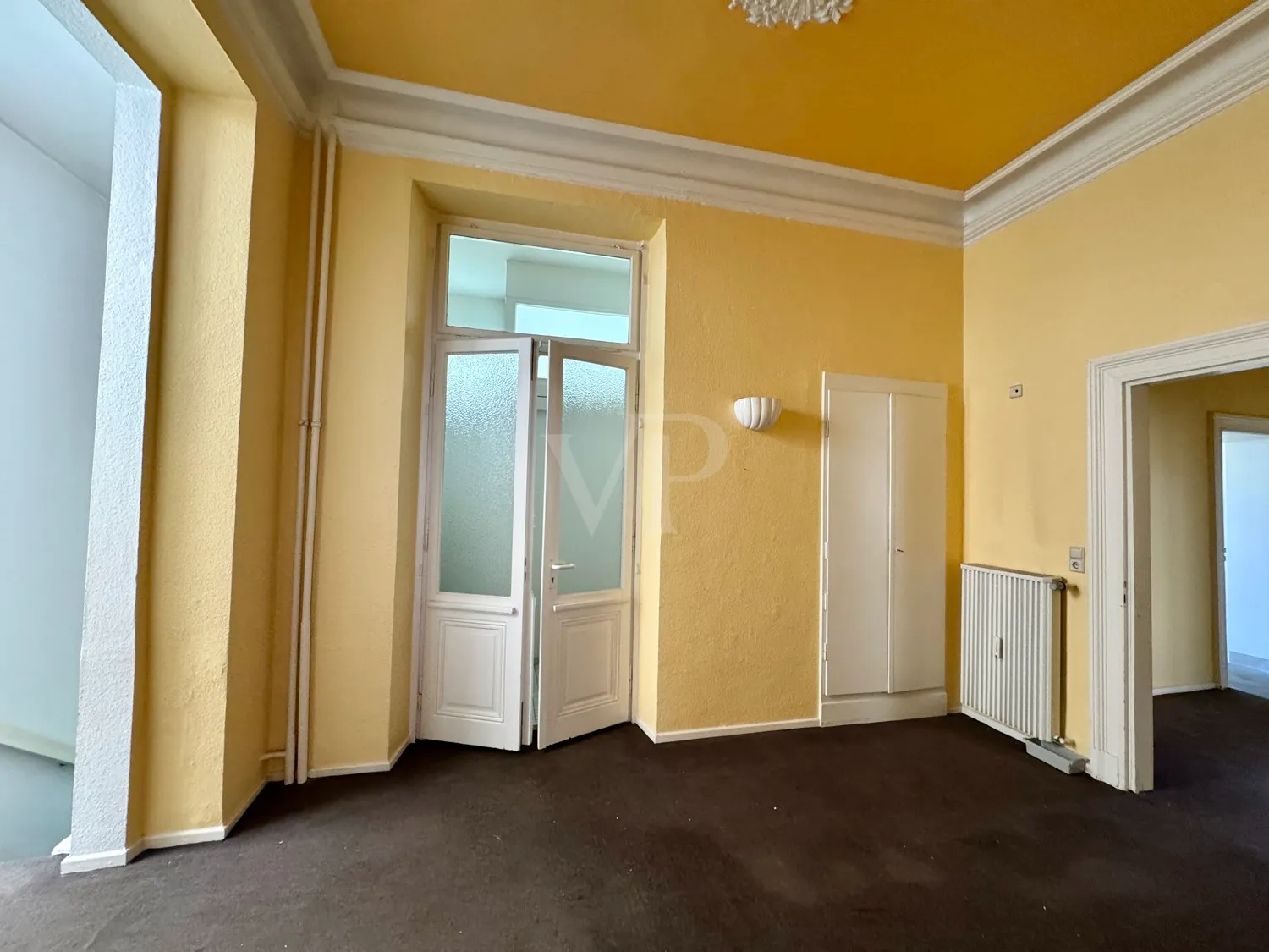 Elegante Villa mit zeitlosem Charme und großzügigem Garten/Parkplatz