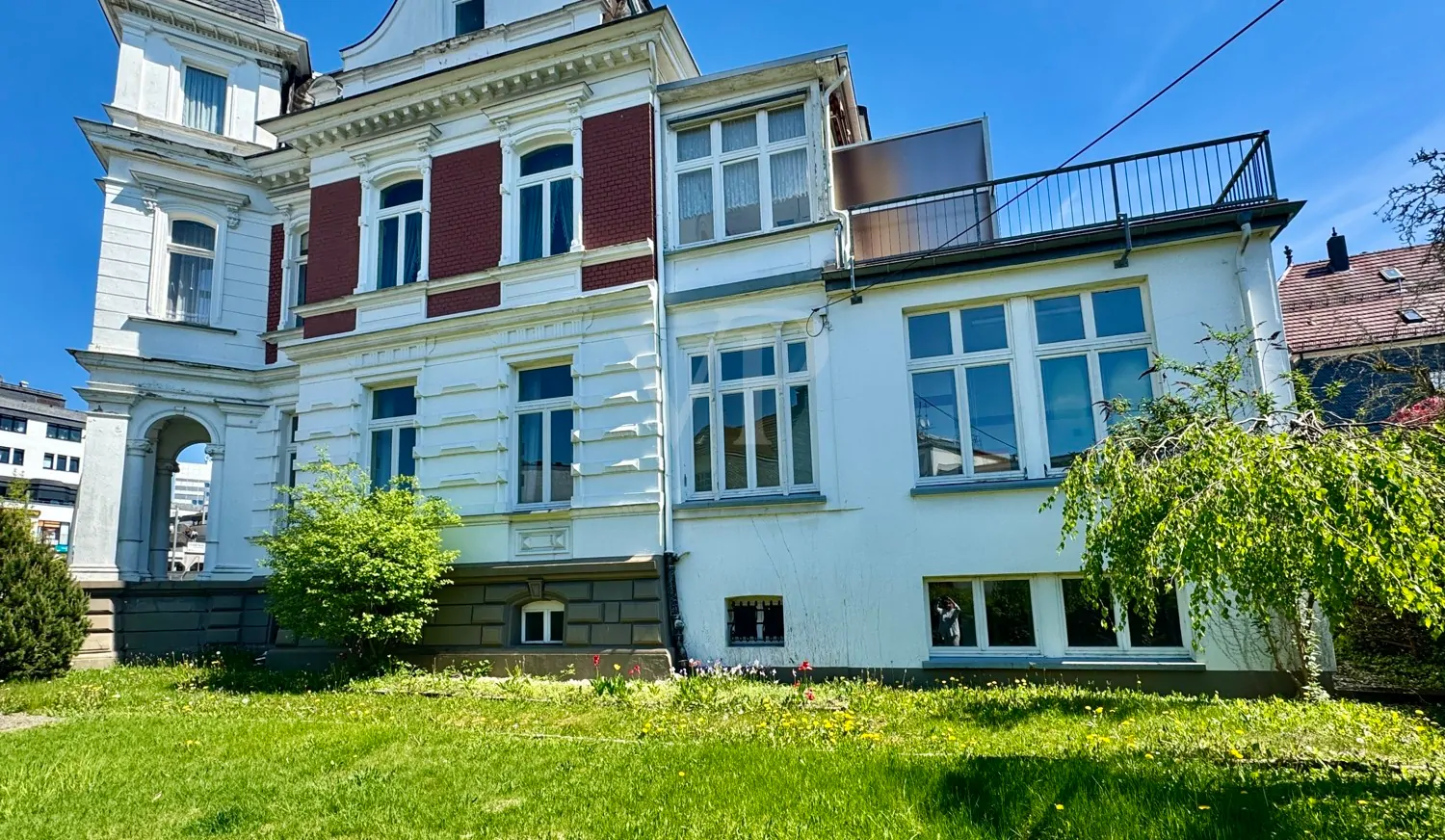 Elegante Villa mit zeitlosem Charme und großzügigem Garten/Parkplatz