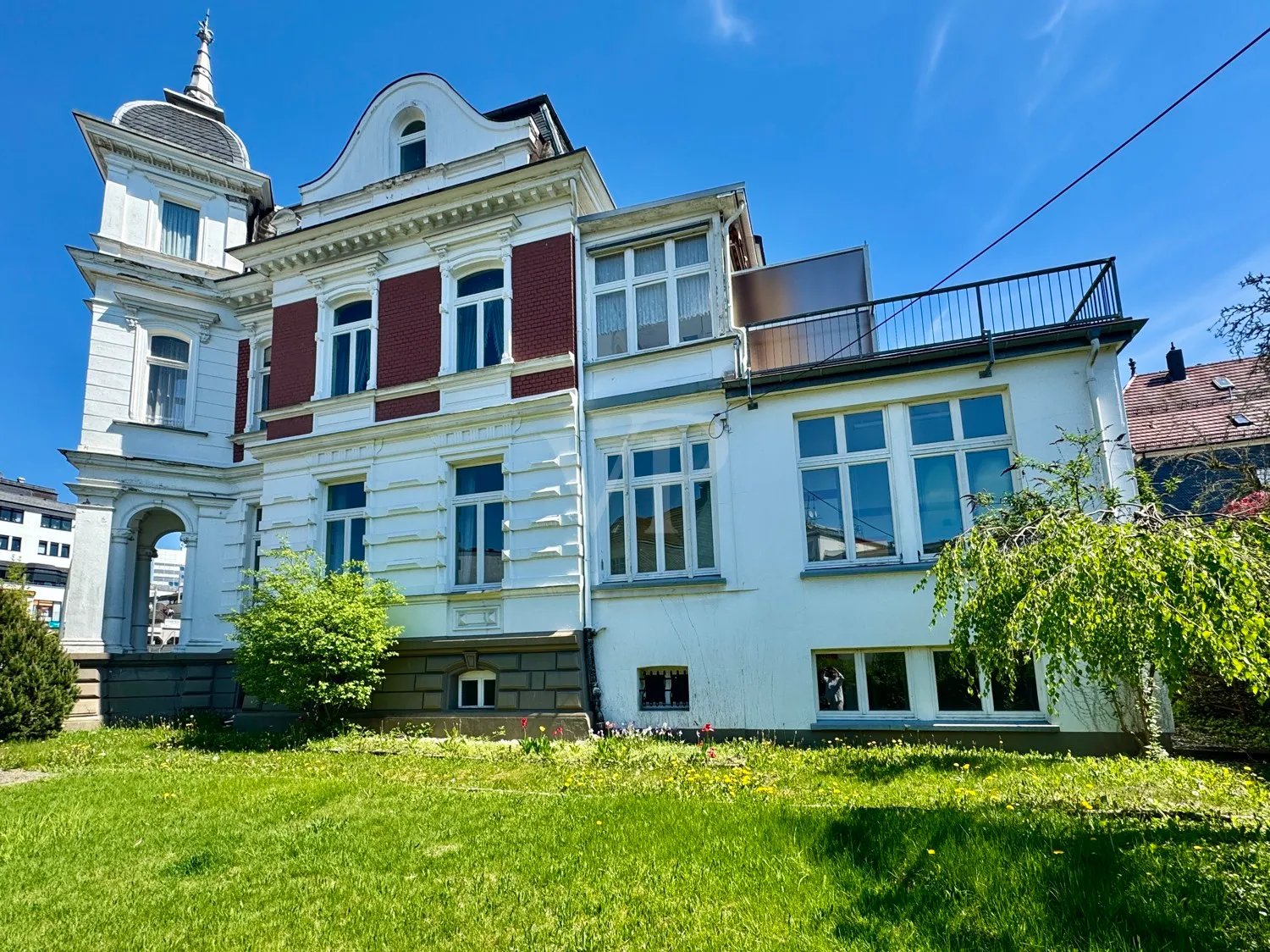 Elegante Villa mit zeitlosem Charme und großzügigem Garten/Parkplatz