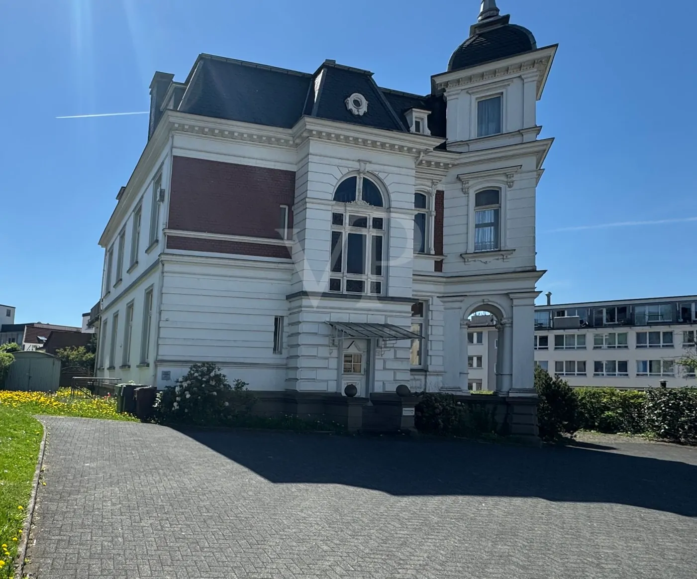 Elegante Villa mit zeitlosem Charme und großzügigem Garten/Parkplatz