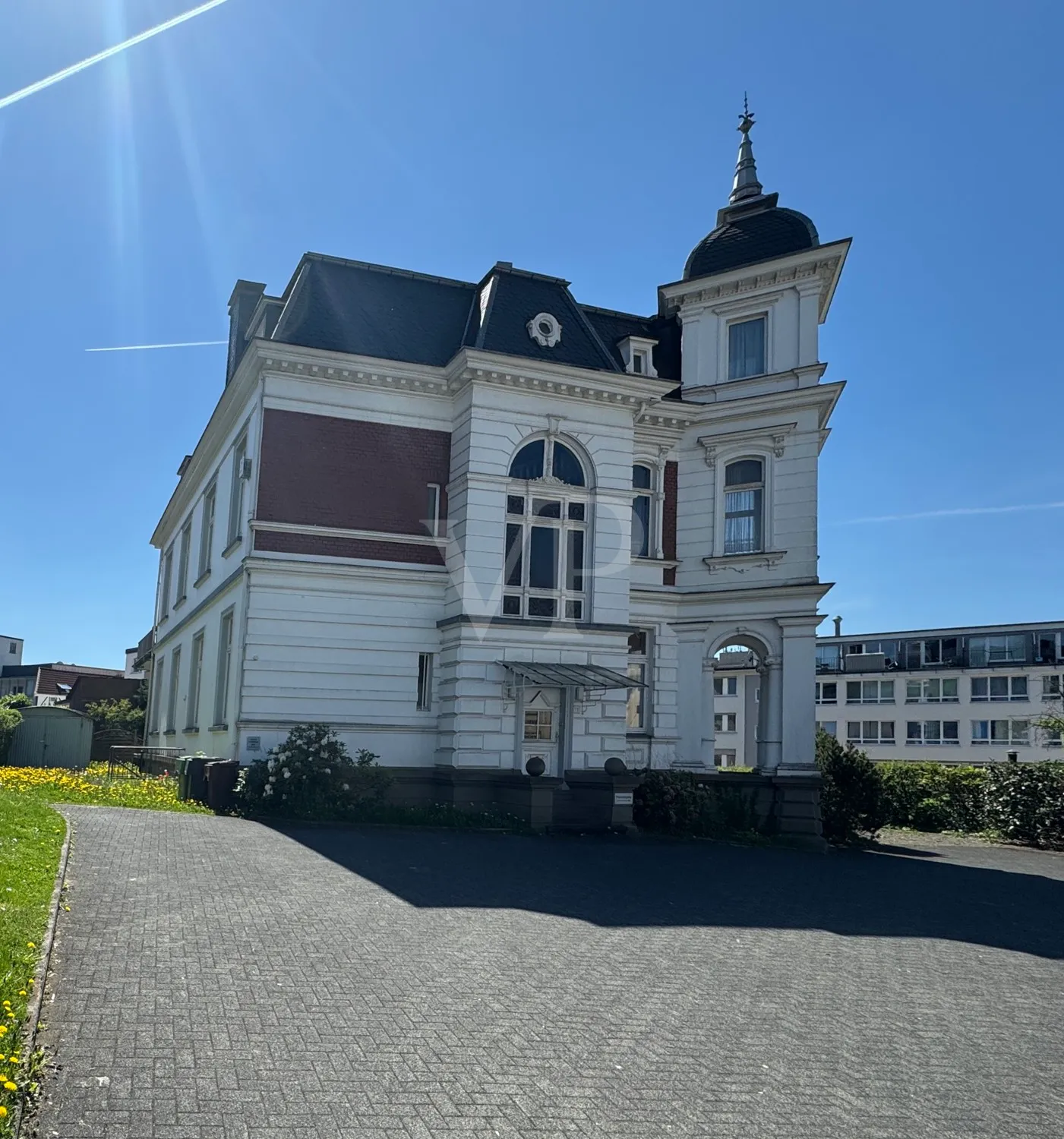 Elegante Villa mit zeitlosem Charme und großzügigem Garten/Parkplatz