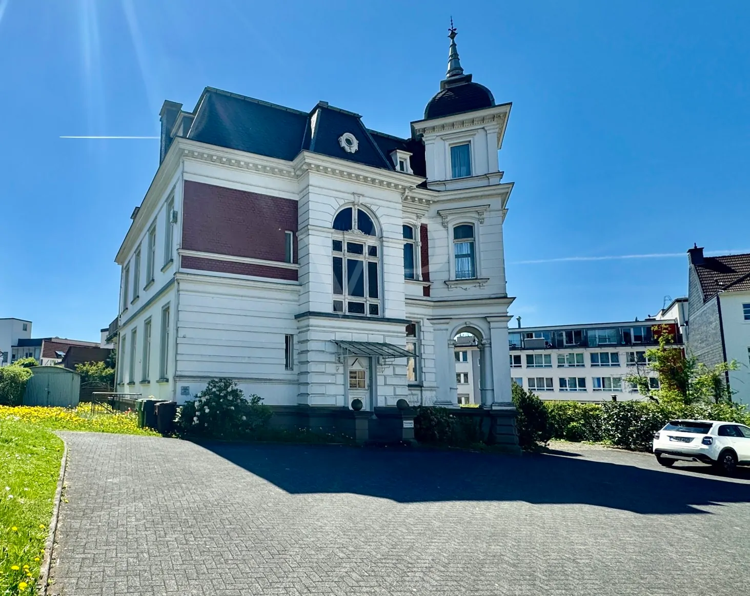 Elegante Villa mit zeitlosem Charme und großzügigem Garten/Parkplatz
