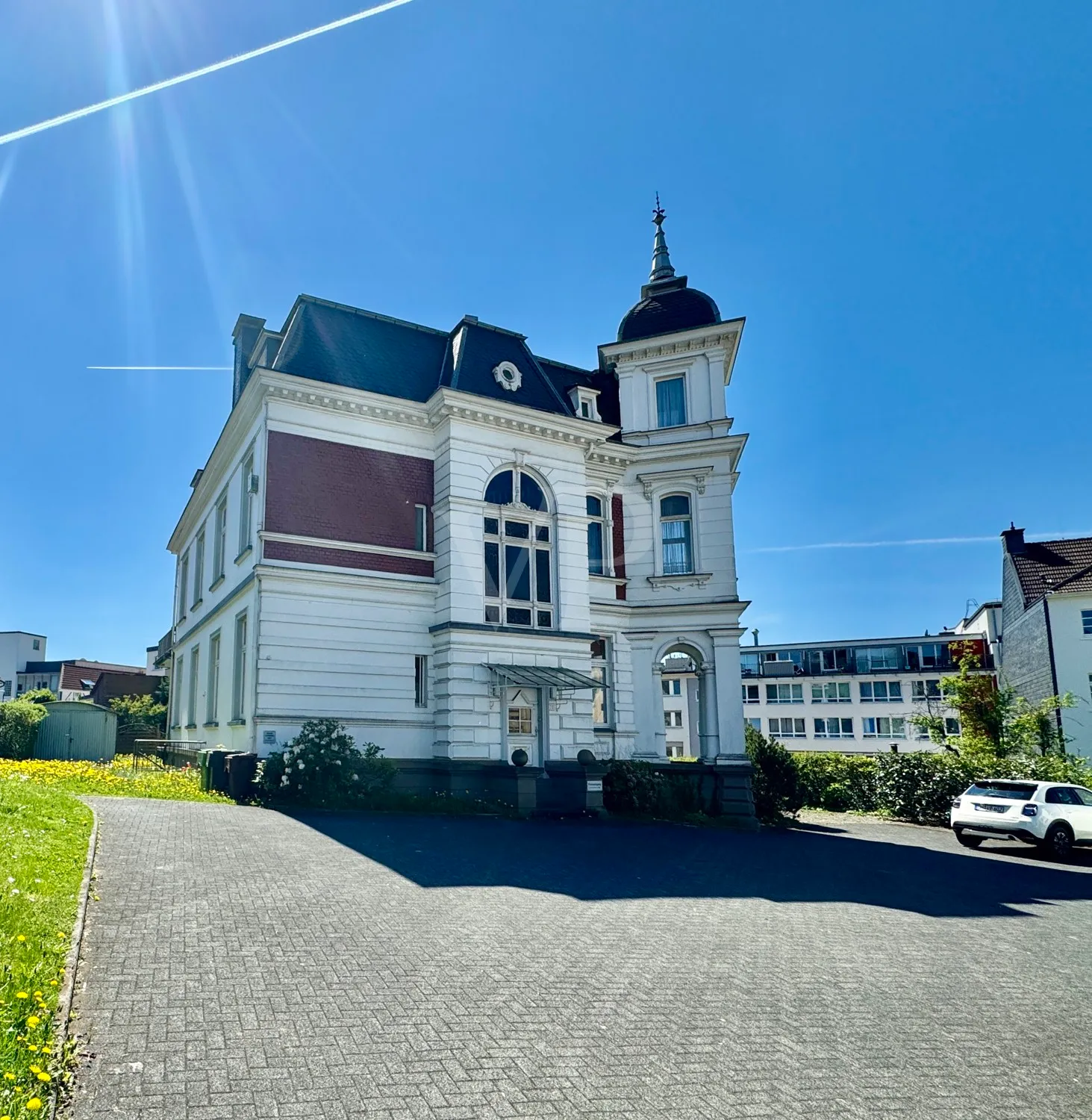 Elegante Villa mit zeitlosem Charme und großzügigem Garten/Parkplatz