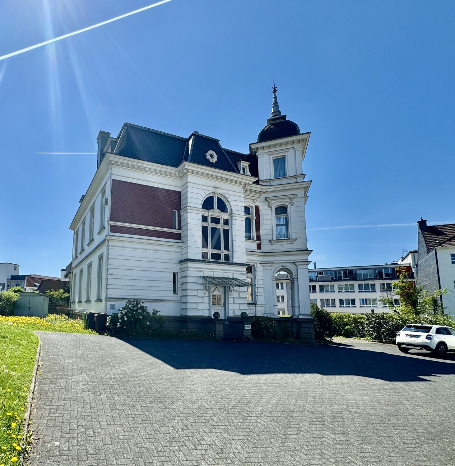 Elegante Villa mit zeitlosem Charme und großzügigem Garten/Parkplatz